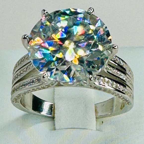 Certified 10 Carat Moissanite Diamond Ring (see video for best presentation) - Picture 3 of 10